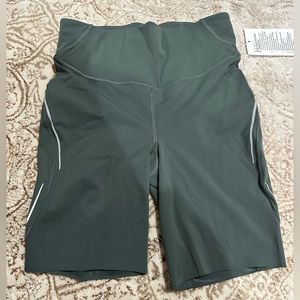 NWT lululemon base pace HR shorts 8” reflective, size 8!